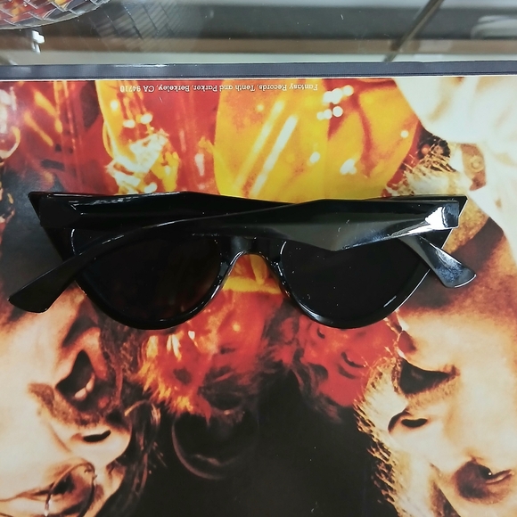 Glamourous Exaggerated Black Cat Eye Sunglasses - Picture 2 of 4